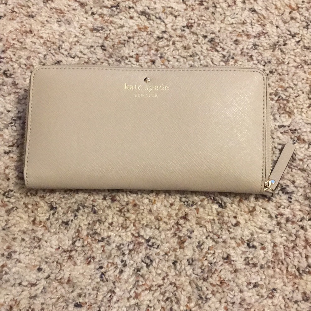 Kate Spade zippy wallet SOLD
